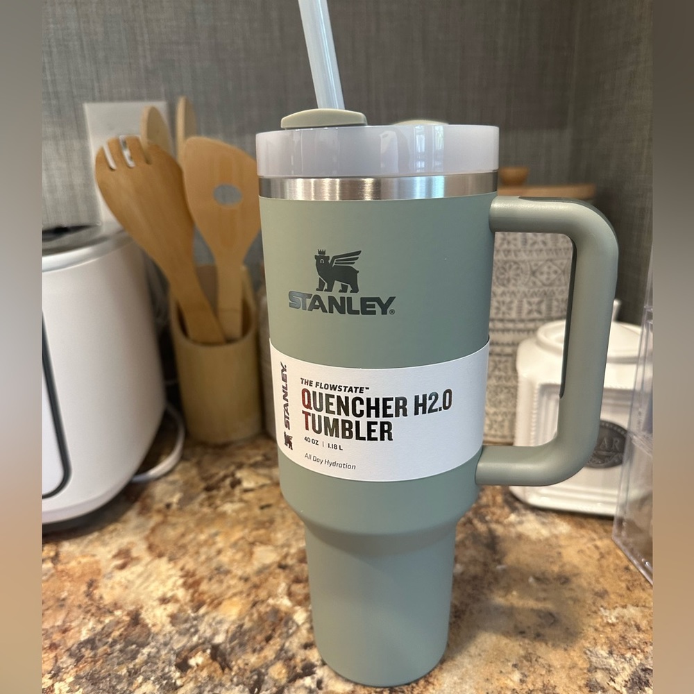 NWT Stanley 40 oz H2.0 flow state soft matte tumbler .